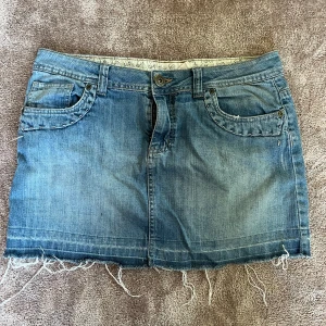 Blå jeanskjol - Så fin blå jeanskjol🩵🩵storlek 12 står det i den men skulle säga att den sitter som en M