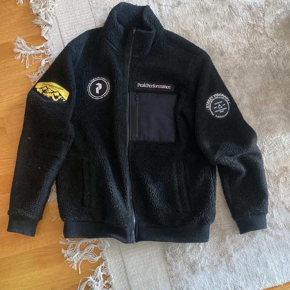 Svart teddyjacka Peak Performance