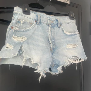 Snygga ljusa shorts! - Säljer dessa super snygga jeans shorts! Kommer från Zara men säljs inte längre. Dom är mid waist och jätte lätt att styla då dom är sjukt snygga med en kofta till exempel!💕