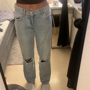 lågmidjade jeans  - säljer dessa lågmidjade jeans från gina då dom är lite stora. pris går att diskuteras!💓