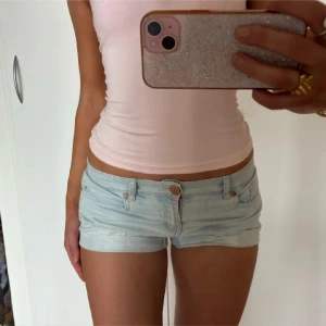 Lågmidjade shorts  - Så fina lågmidjade vintage jeansshorts! Jag är 168 och det är mina bilder, köp via köp nu direkt eller Swish, kvar tills markerad som såld 💖 midjemått på bilden!!