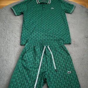 Lacoste monogram set - Lacoste monogram set i grön. Väldigt snygg