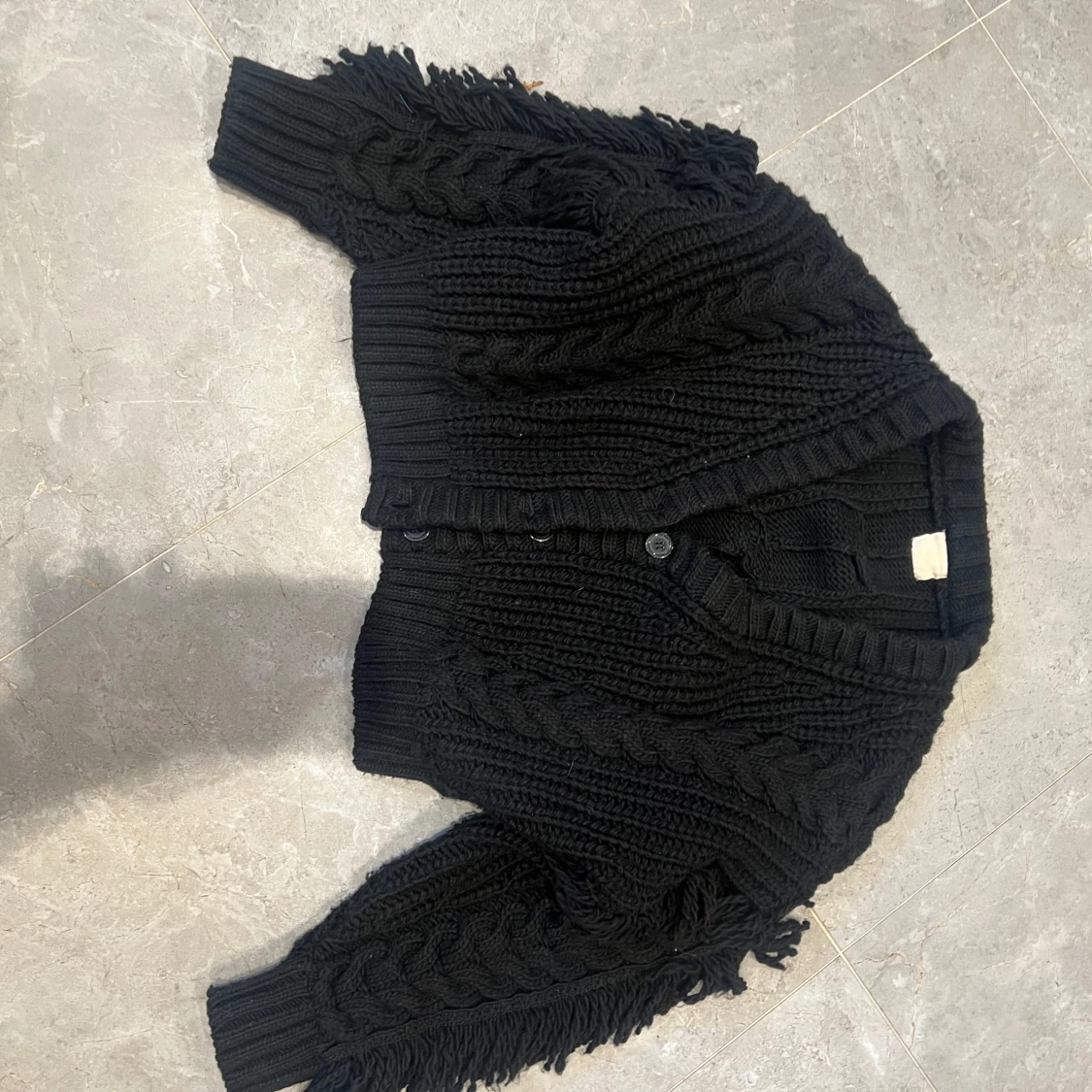 Svart stickad kofta med fransar