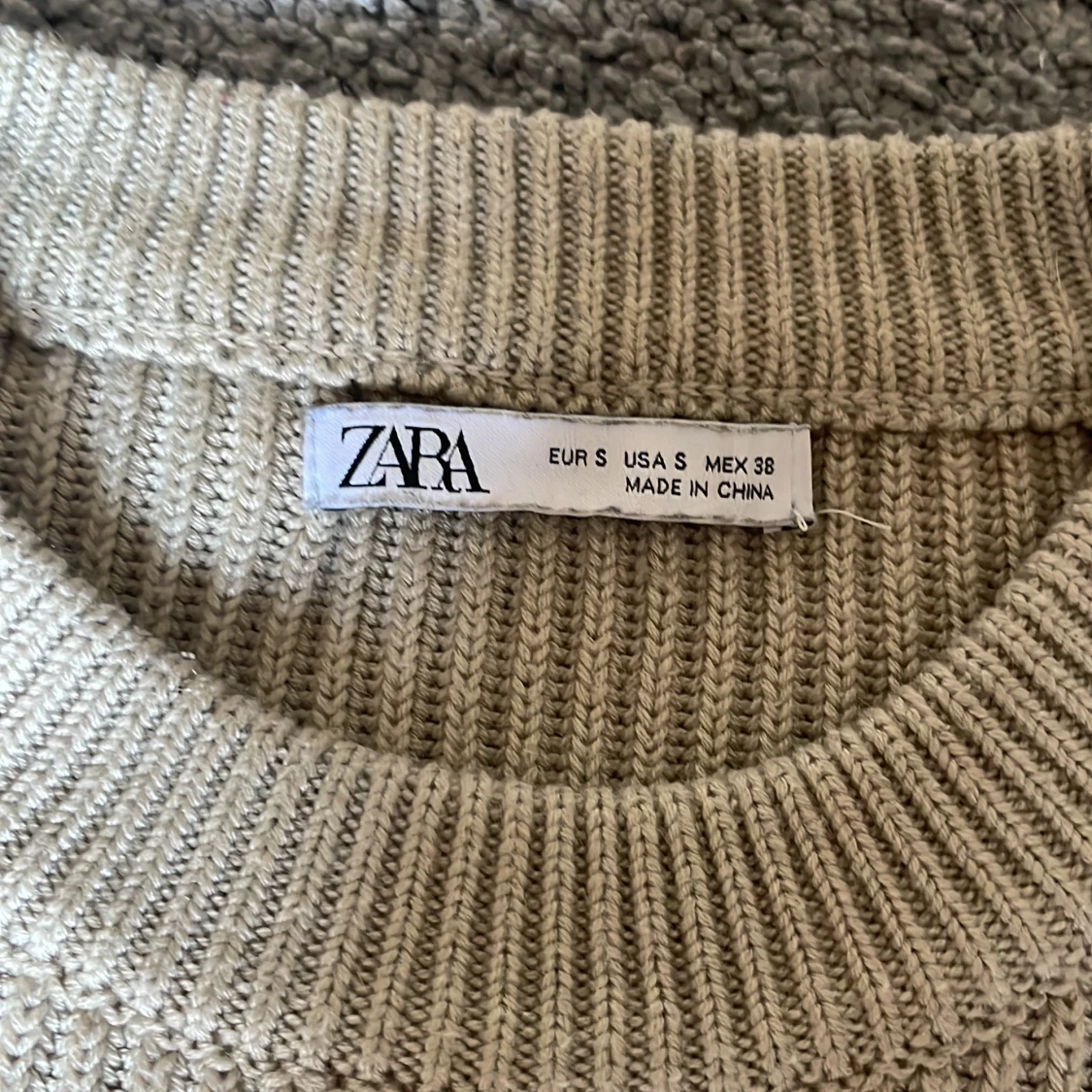 Beige stickad tröja från Zara - 2