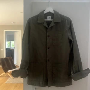  overshirt från John Henric - Säljer en overshirt från john henric pga använder inte längre. Den är knappt använd, skick 9/10. Säljer för 499