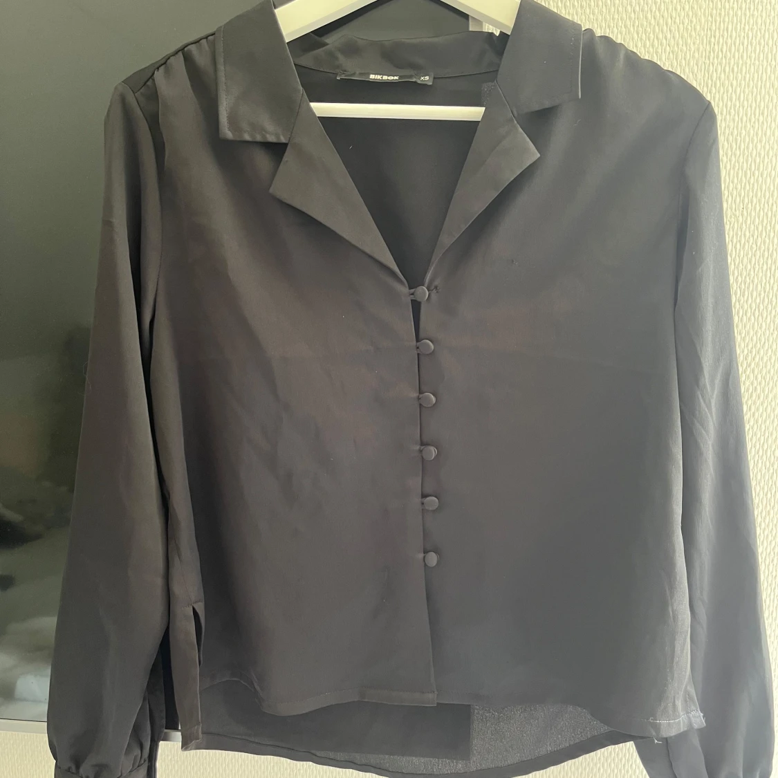 Svart skjorta i satin från Bik Bok XS