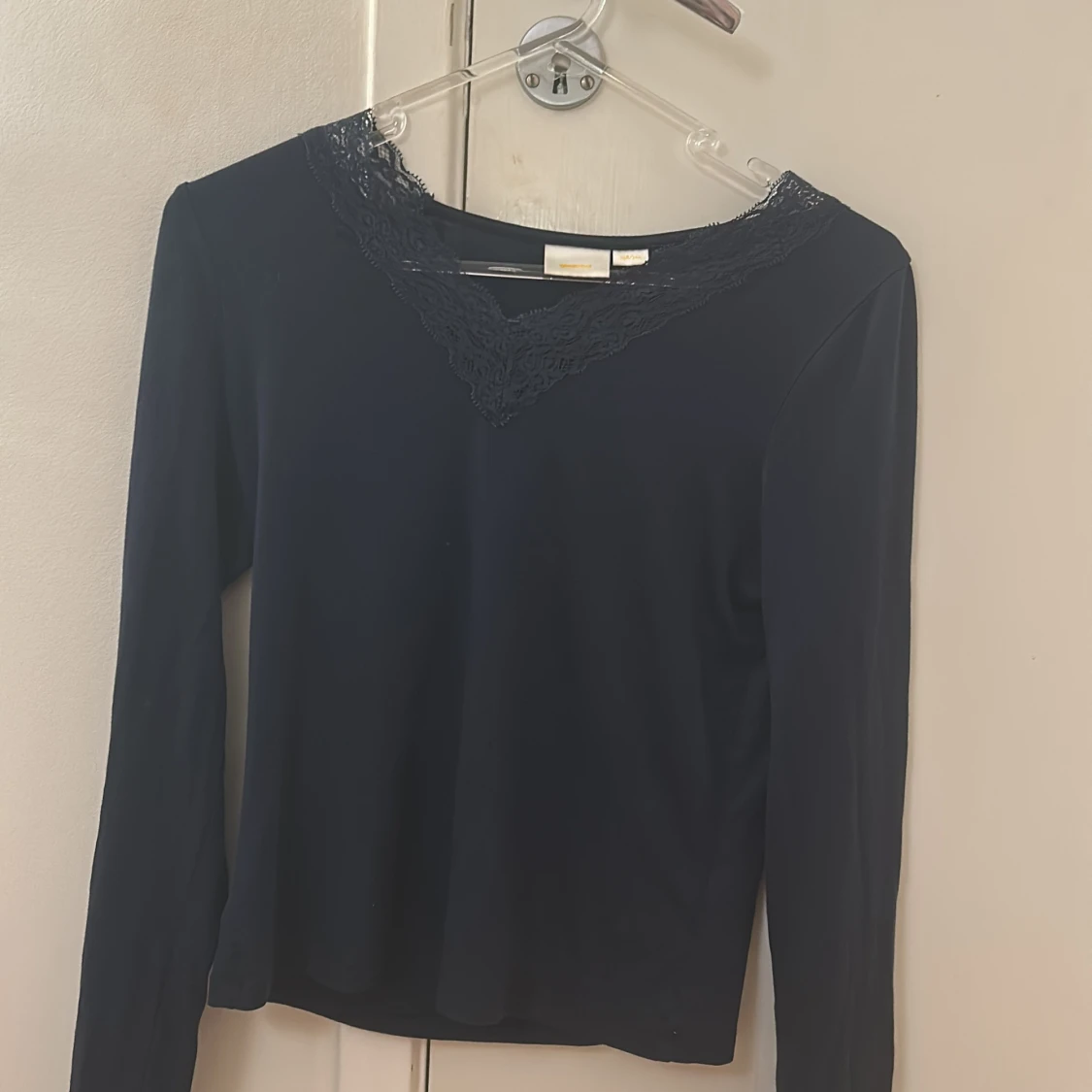 Mörkblå långärmad topp med spets - 1
