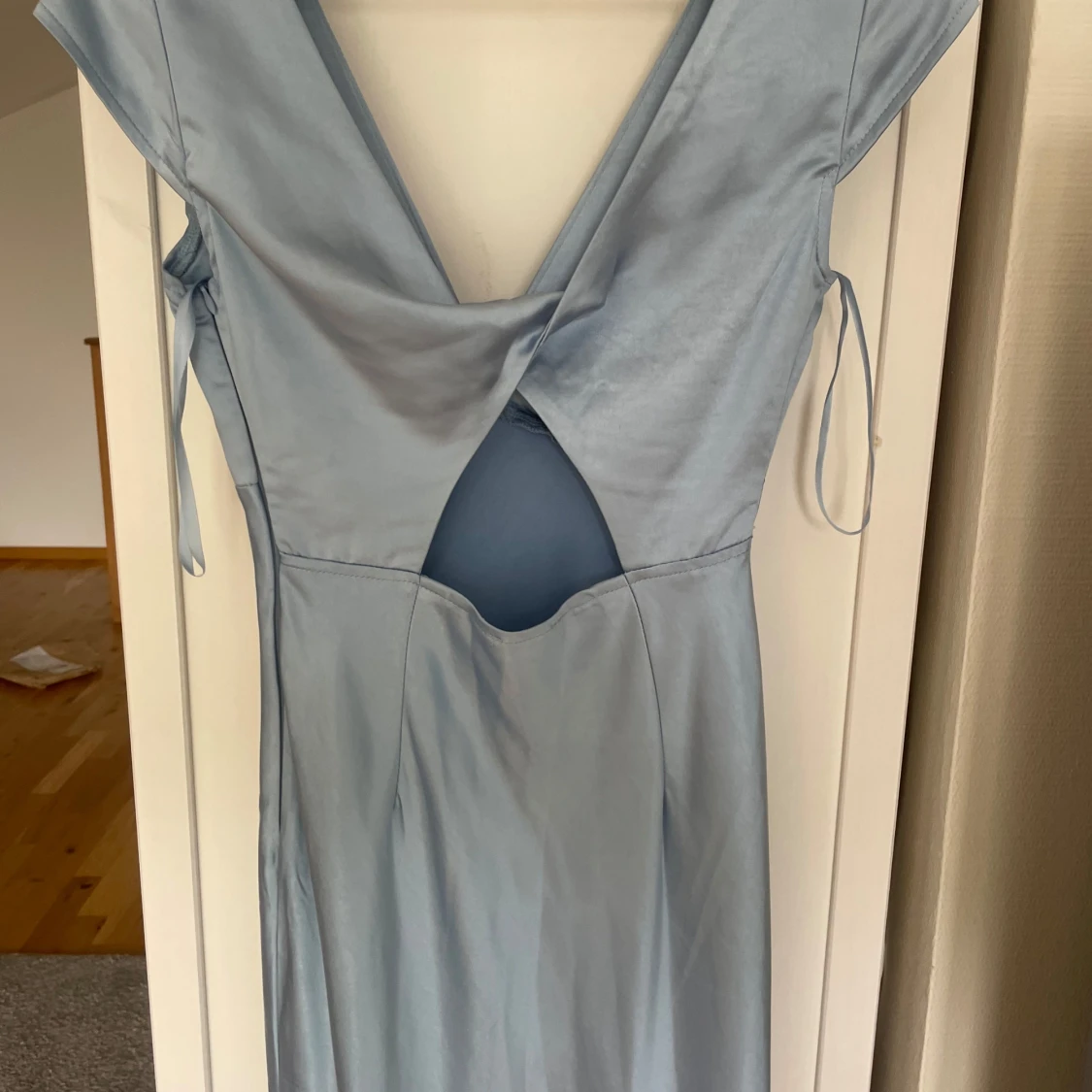 Ljusblå långklänning med öppen rygg - 3