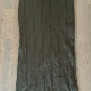 Mörkgrön långkjol - Super fin mörkgrön kjol med en otrolig färg som inte vill synas på bild! Har en slits baktill som får kjolen att se extra snygg ut!