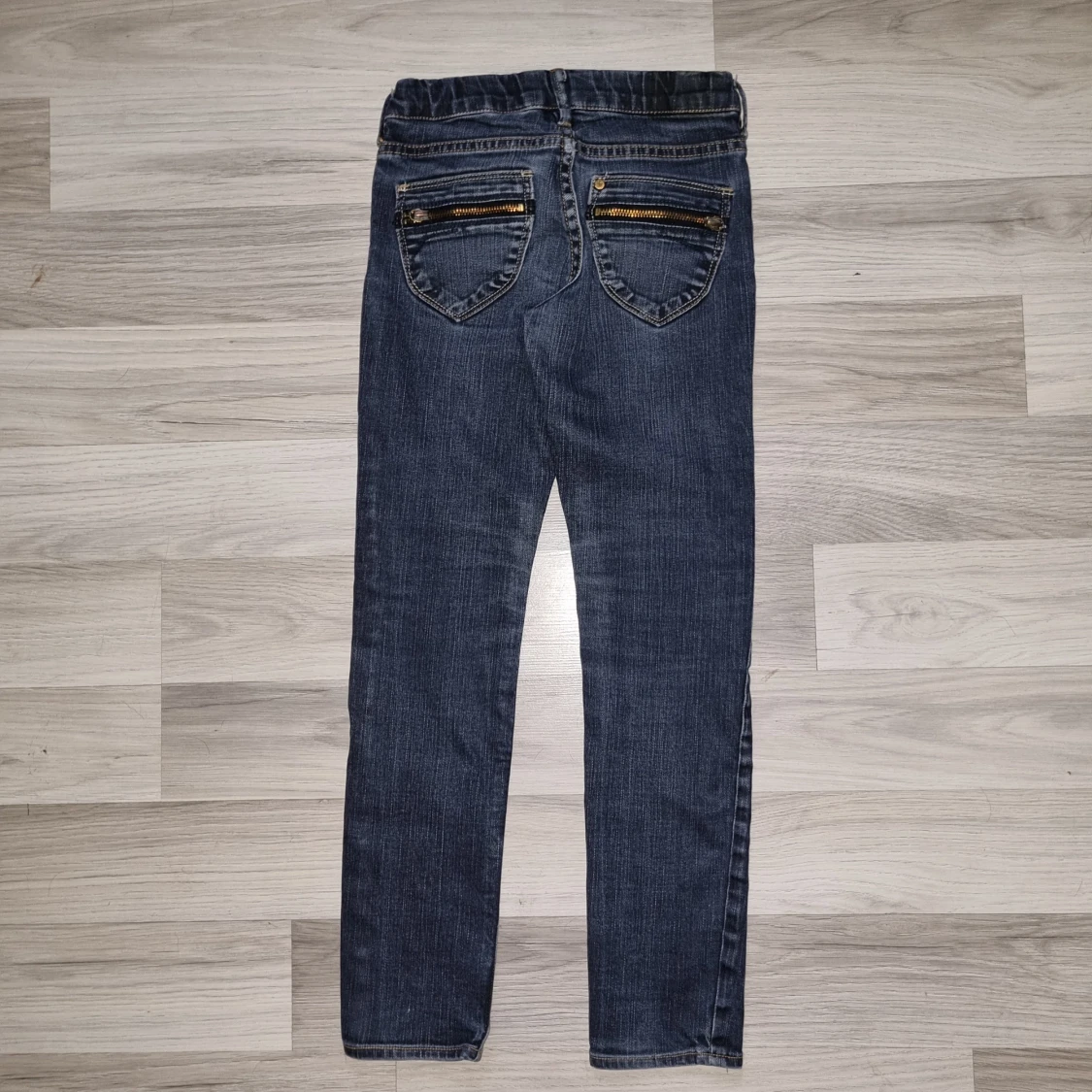 Blå jeans med dragkedjor bak - 1