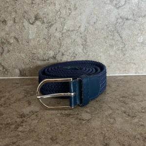 Blått flätat bälte  - Säljer mitt blåa flätade bälte pågrund av byt bälte, skriv vid minsta fråga😊