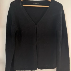 Figurnära kofta Massimo dutti  - Stickad svart kofta ifrån Massimo dutti i storlek M men sitter som en XS/S