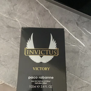 Paco Rabanne Invictus Victory EdP 100ml - Parfymen Invictus Victory från Paco Rabanne i en cool svart troféformad flaska med gulddetaljer. Eau de Parfum Extrême, 100 ml. Flaskan har en matt finish och ett stort V i guld på framsidan. Snygg och modern design som sticker ut i badrumshyllan.