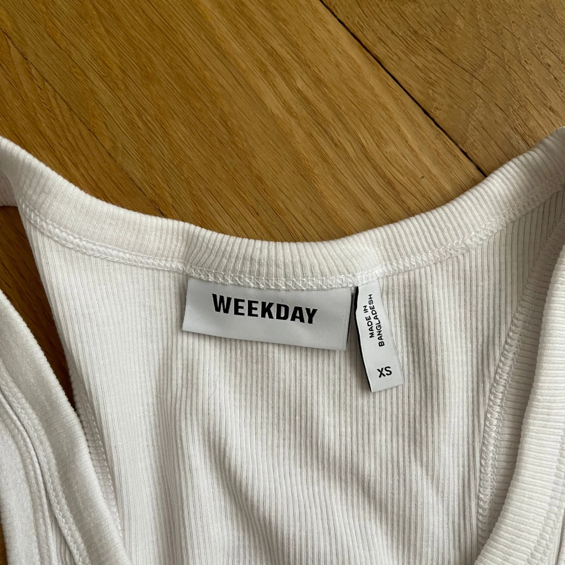 Vit ribbad linnetopp linne från Weekday - 2