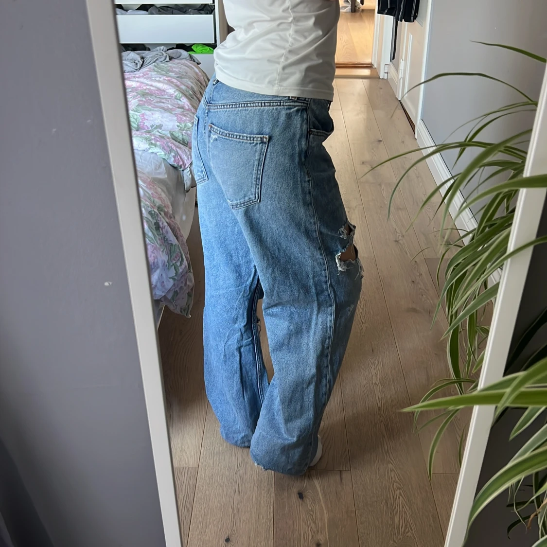 Blå ripped jeans från Zara - 1