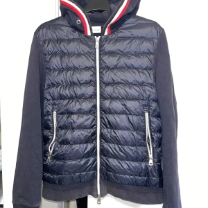 Moncler cardigan - Riktigt fin moncler cardigan i en modell som inte många har! Storlek M men sitter som en S. Självklart äkta! Hör av dig vid fler frågor 