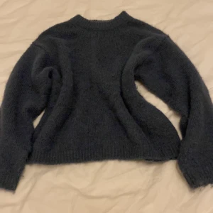 Mörkblå stickad tröja Gina Tricot - Mysig mörkblå stickad tröja från Gina Tricot i storlek XS💗 Använd kanske en gång💗 Pris går att diskutera💗