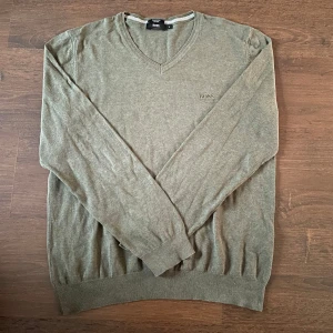 Hugo boss tröja - Säljer en mycket stilren stickad tröja från Hugo boss i mycket fint skick, skulle säga 9/10. Pris kan diskuteras vid snabb affär, skriv privat vid minsta fundering✌🏻👍🏻