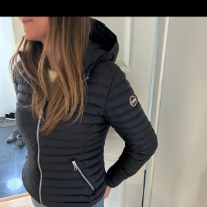 Colmarjacka - Nypris 3990. Köpt för ett år sedan och använd tre gånger, var inte min stil. Storlek 46, men skulle uppskatta det till en stor medium, 38. USA 10. Nyskick, inga defekter
