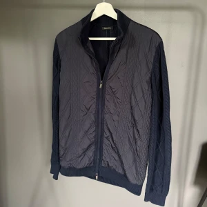 Massimo dutti cardigan - Riktigt snygg quiltad cardigan från Massimo dutti, bra skick utan några märkvärdiga defekter. Passar S-M.