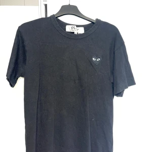 Comme des garçons play T-shirt - T-shirt från CDG play i storlek S. T-shirten är använd men i väldigt bra skick. Har kommit lite katthår på tröjan som jag tar bort innan köp! 