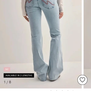 Ljusblå bootcut jeans med broderi - Snygga ljusblå jeans med bootcut passform och broderade detaljer på bakfickorna. Jeansen har klassisk femficksdesign och är tillverkade i mjukt denimtyg. Perfekta för en avslappnad och trendig look. pris kan diskuteras ☺️skriv för fler bilder💕