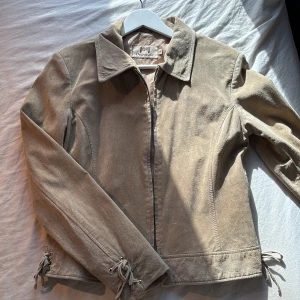 Suede Jacka  - En beige suede jacka från Joy Outwear, aldrig använd 💞💞
