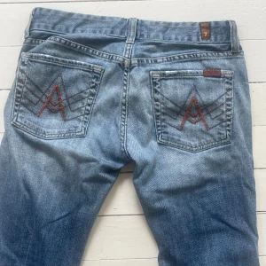 7 For All Mankind Jeans - Världens snyggaste 7 For All Mankind Jeans från tidigt 2000 tal! Storlek 27. Ok att köpa direkt! 🩵(ni kan även handla hos oss på karlaplans loppis den 2 och 9 augusti!)