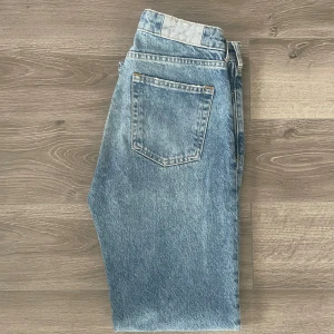 Blå raka jeans från Karve - Säljer ett par klassiska blå jeans från Karve med raka ben och femficksdesign. Jeansen har normal passform och är tillverkade i ett robust denimtyg. Perfekta för dig som gillar en tidlös stil med enkel look. Storlek 28, hör av dig vid frågor om mått osv.✅