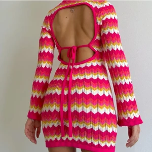 Vacker sommar klänning med öppen rygg - Fin sommar kortklänning med lång ärm och trendigt zickzackmönster i rosa, vitt och gult. Klänningen har öppen rygg och är endast använd en gång (säljer då den inte kommit till användning). Passar storlek XS | Paketpris vid köp av flera plagg 💗