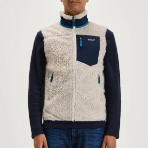 Patagonia väst - Säljer en vit fleeceväst från Patagonia med marinblå detaljer och hög krage. Västen har tre fickor med dragkedja, varav en bröstficka med logga. Materialet är mjuk och fluffig fleece, perfekt för lager-på-lager. Stängs med hel dragkedja framtill. Nypris: 1600kr. Inga defekter alls