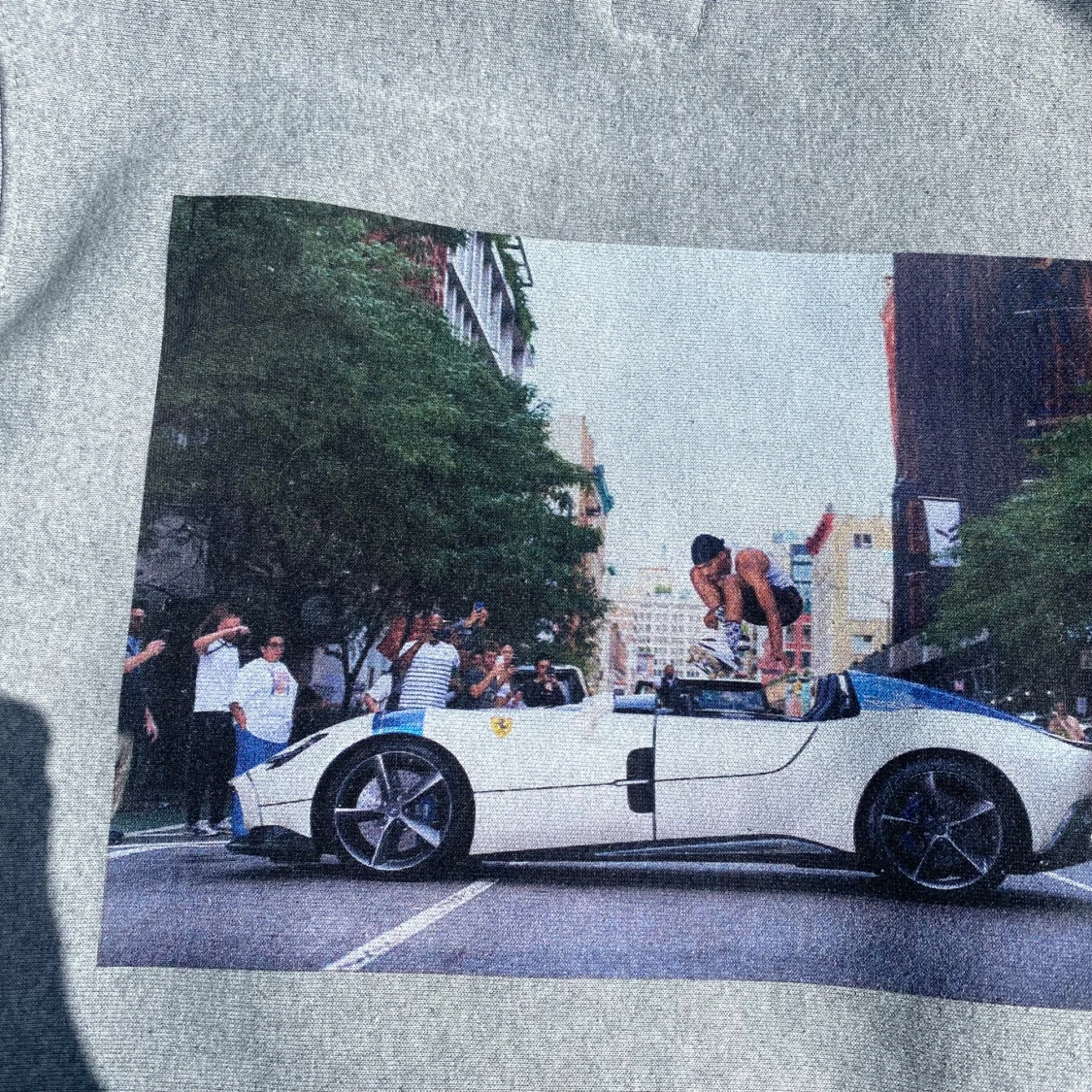 Grå Hardies NYC hoodie med biltryck - 1