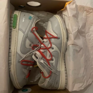 Nike Dunk Low Off-White LOT23 - Nike Dunk Low Off-White LOT23 i vitt och ljusgrått. Skorna är i bra skick, 8/10. Tag och box medföljer. Vid frågor är det bara att skriva.