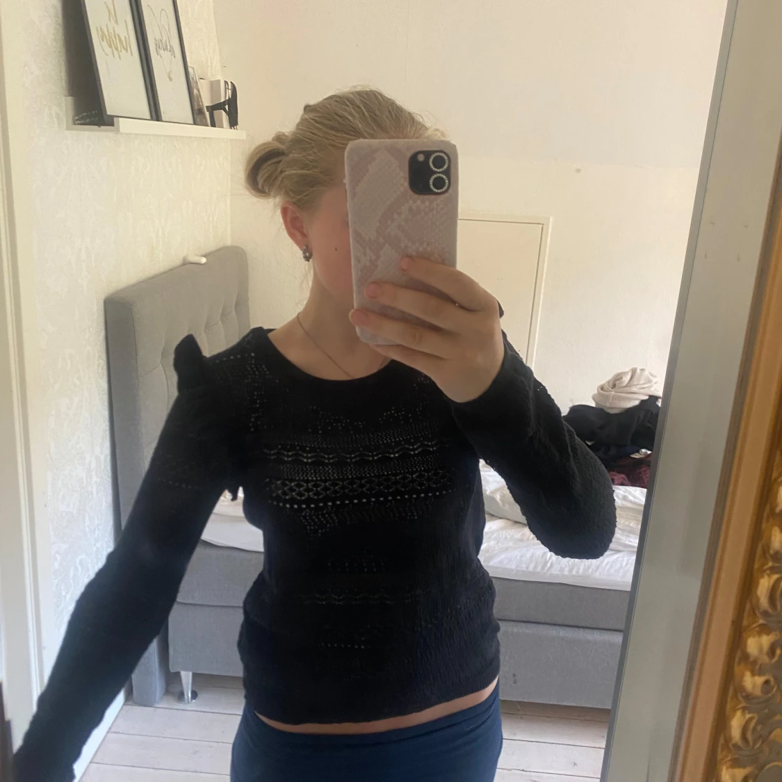 Svart stickad tröja med volangdetalj🎀 - 1