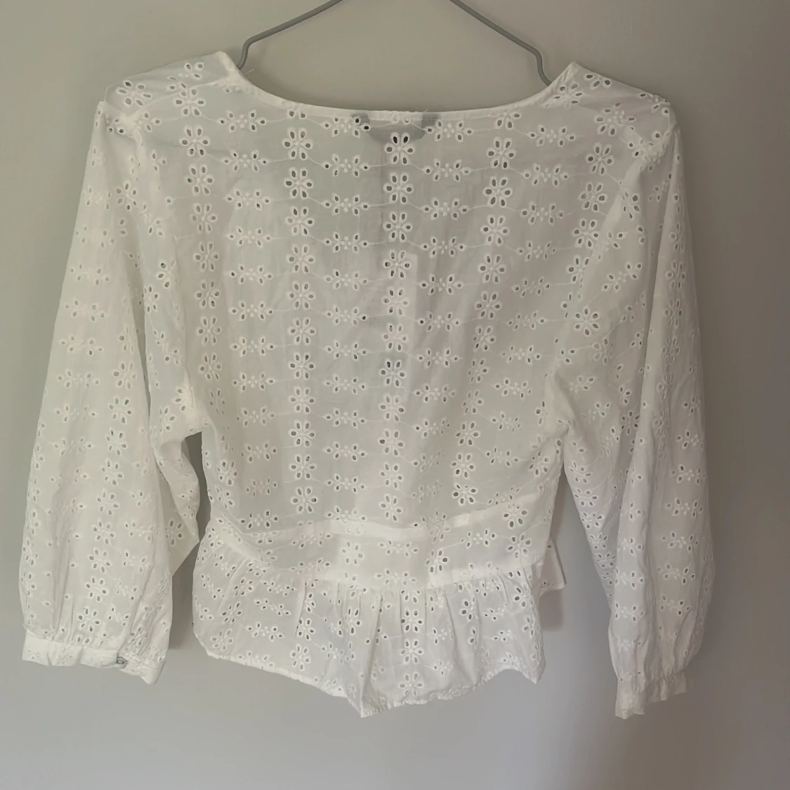 Vit broderad topp med v-ringning - 3