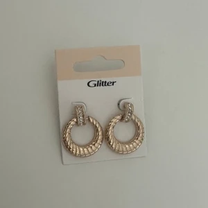 Örhängen  - Runda örhängen, mycket sparsamt använda. Med allt bling bling kvar 😌