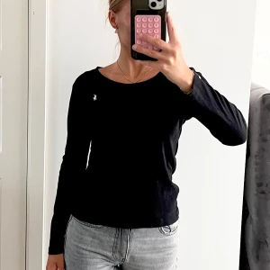 Svart långärmad tröja från Ralph Lauren - Svart långärmad tröja från Ralph Lauren med klassisk rund halsringning och den ikoniska vita broderade polospelaren på bröstet. Tröjan är i mjuk bomull (pris kan diskuteras) 😊
