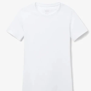 Vit intimissmi T-shirt  - Klassisk stilren intimissmi T-shirt i vit använd väldigt fåtal gånger och är nyskick. Säljer pga att den är lite för lös på mig💕