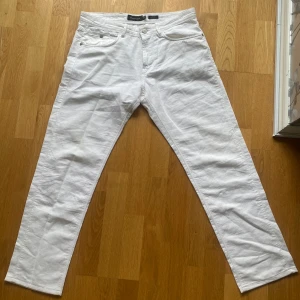 Vita slim fit jeans från Massimo Dutti - Snygga vita jeans från Massimo Dutti i slim fit-modell. Klassisk femficksdesign, raka ben och normal midja. Tillverkade i bomull för en skön känsla och stilren look. Perfekta för dig som gillar en fräsch och clean stil.  OBS stl 40 eur vilket innebär M passar dig som är ungefär 175 180 lång midje måttet är ungefär 31 uppskattat av mig 