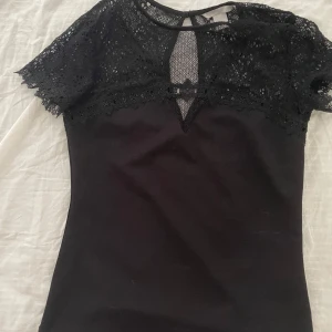 Svart blus med spetsdetaljer - Bra skick 