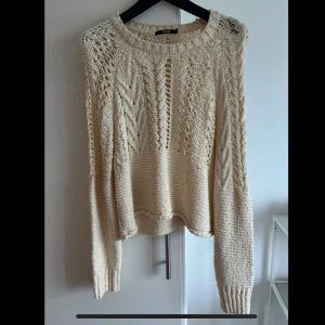 Stickad tröja M - Gles stickad tröja i strl M. Jättefin över en klänning eller till byxor. Använd 1 gång