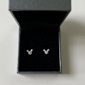 Silver örhängen  - Supersöta örhängen i äkta silver som liknar Musse pigg i helt nytt skick. 