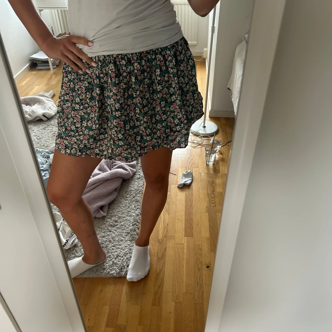 Blommig kjol med volang - 1