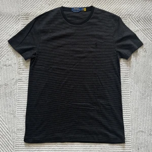 Ralph lauren T-shirt | M  - Randig  Ralph lauren T-shirt | mycket fint skick och inga defekter | om du har några funderingar tveka då inte på att höra av dig | ⚜️