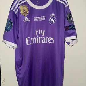 Real Madrid Final Cardiff 2017 tröja Ronaldo - Säljer min Cristiano Ronaldo tröja. Jag har använt den max 5 gånger så den är i suverän skick. Tyvärr har jag inte påsen eller tagsen med. De är storlek L men passar till M också. 