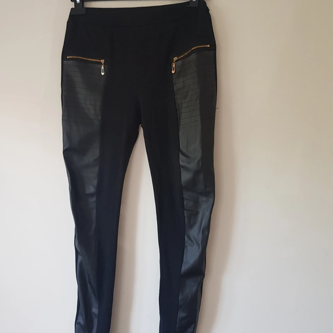 Svarta leggings med skinnpaneler Favolook