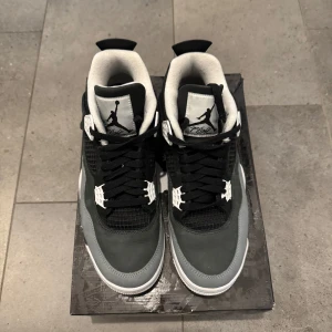 Air Jordan 4 Retro ”Fear” - Jordan fyror i mycket bra skick, knappt använda. I ren och fin skick.