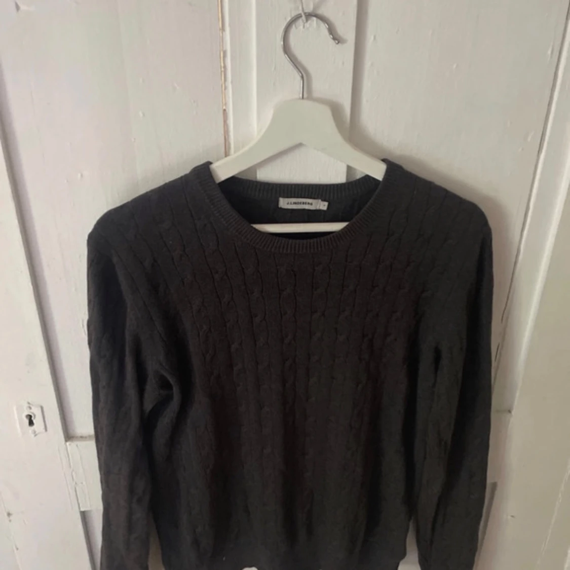 Mörkgrå kabelstickad tröja J.Lindeberg - 1