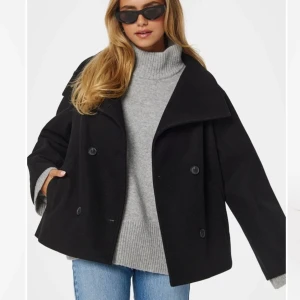 Svart kappa - Snygg svart kappa från bubbleroom, nypris 699💕