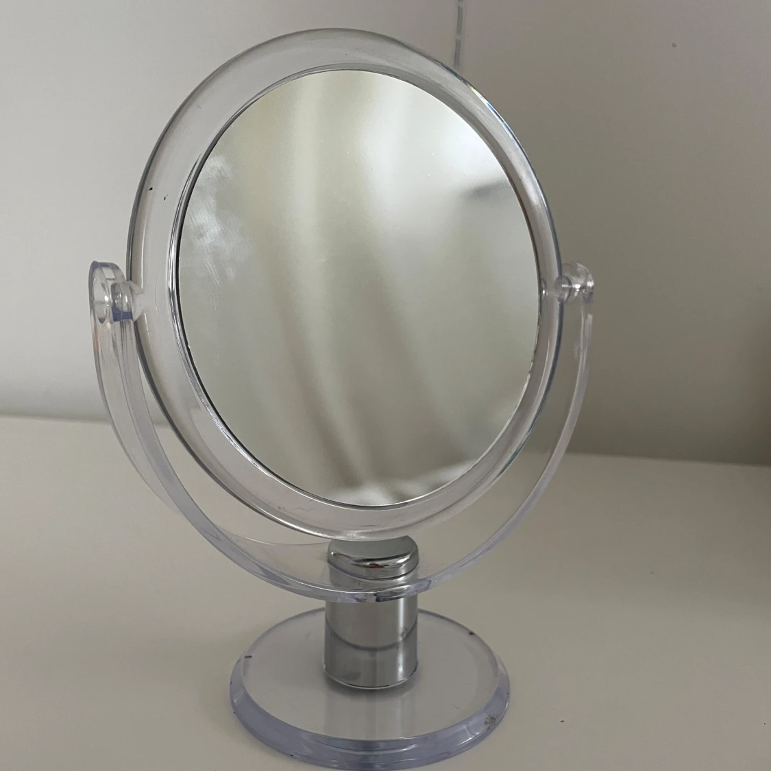 Rund sminkspegel med genomskinlig ram